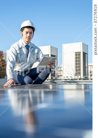 檢查太陽能電池板的商人 87276919