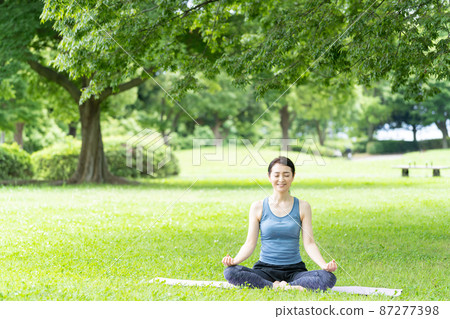 在公園裡做瑜伽的中年婦女 87277398