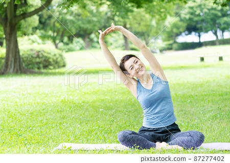 Middle woman doing yoga in the park Middle woman doing yoga in the park 87277402
