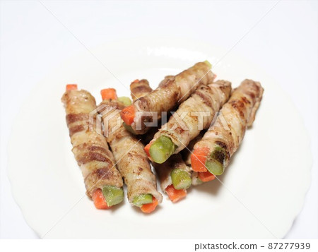 Delicious meat rolls of asparagus and carrots 87277939