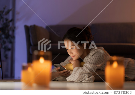 躺在地板上的女人 躺在地板上的女人 87278363