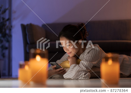 躺在地板上的女人 87278364