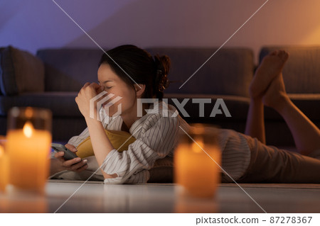 躺在地板上的女人 躺在地板上的女人 87278367