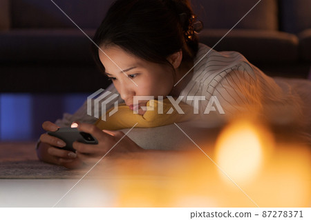 Woman lying on the floor 87278371