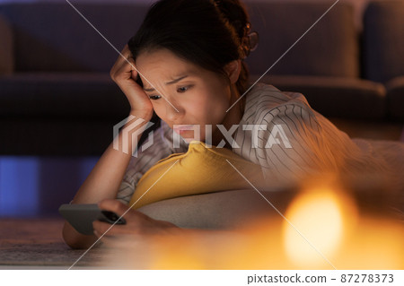 躺在地板上的女人 87278373