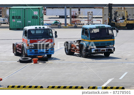 Okinawa Nakijin Unten Port tractor head for cargo handling Okinawa Nakijin Unten Port tractor head for cargo handling 87278501