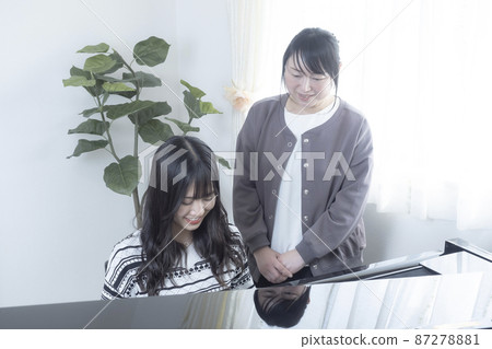 鋼琴老師和學生 87278881