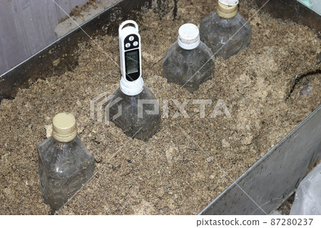 Midwinter bone meal, making blur fertilizer using seed meal Third day Fermentation middle trick 87280237