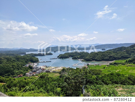 佐賀縣唐津市肥前町大浦梯田的大浦灣自然風光 佐賀縣唐津市肥前町大浦梯田的大浦灣自然風光 87280412
