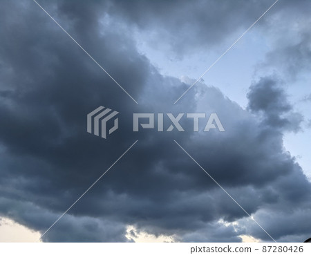 一群即將開始下雨的厚厚的灰色雨雲 87280426