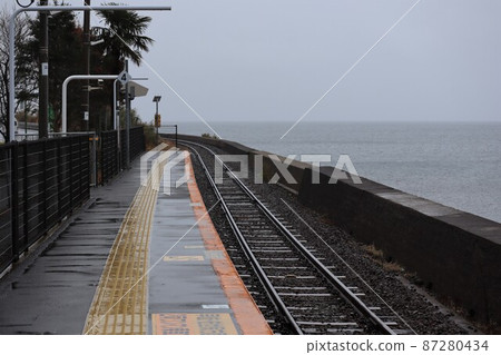 長崎縣大村灣沿線的JR九州村線千渡站的海景月台。 長崎縣大村灣沿線的JR九州村線千渡站的海景月台。 87280434