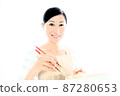 A middle-aged woman who cooks in an apron, a woman who cooks with a smile 87280653