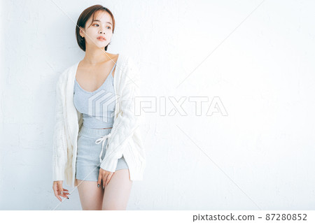 年輕女性的皮膚護理和飲食形象 87280852