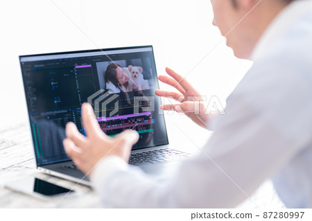 Video / Video Creator Male Laptop Video Marketing Promotional Activities 87280997