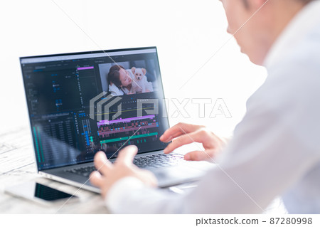 Video / Video Creator Male Laptop Video Marketing Promotional Activities 87280998