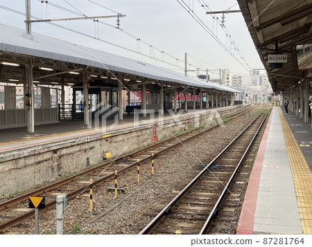 下關站月台和鐵軌 87281764