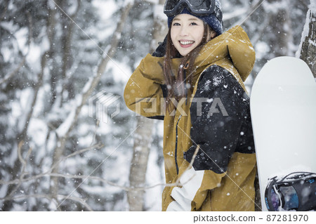 滑雪板女孩微笑著站在雪地滑雪場 87281970