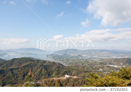 從尾道的丘陵和遠處的瀨戶內海眺望紅葉開始的群山 從尾道的丘陵和遠處的瀨戶內海眺望紅葉開始的群山 87282801