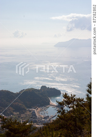 從尾道的山丘和瀨戶內海看到的一個小型漁港,午後的陽光反射 從尾道的山丘和瀨戶內海看到的一個小型漁港,午後的陽光反射 87282802