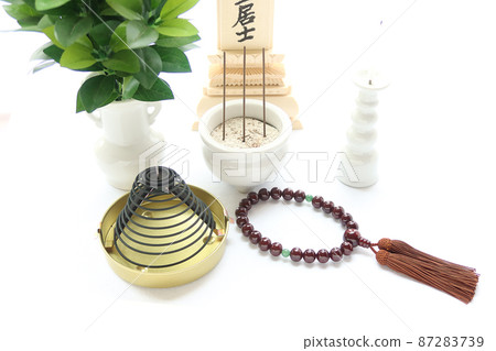 祭壇上展示的白木骨灰盒和太平碑,供手頭的追悼會 4 祭壇上展示的白木骨灰盒和太平碑,供手頭的追悼會 4 87283739