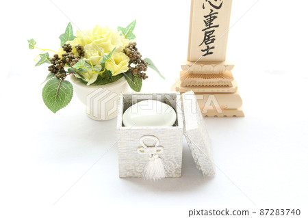 An urn and a mortuary tablet of Shiraki displayed on the altar for memorial service at hand 3 An urn and a mortuary tablet of Shiraki displayed on the altar for memorial service at hand 3 87283740