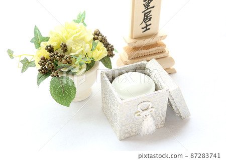 An urn and a mortuary tablet of Shiraki displayed on the altar for memorial service at hand 2 87283741
