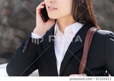 打電話的女人的企業形象 打電話的女人的企業形象 87283811