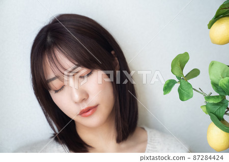 Woman beauty portrait 87284424