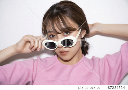 Woman doing make-up Woman doing make-up 87284514