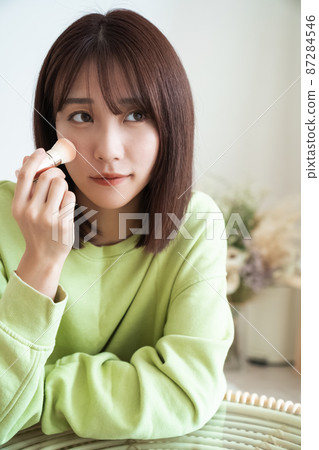 Woman doing make-up Woman doing make-up 87284546