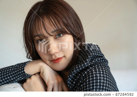 放鬆在屋子裡的婦女 87284592