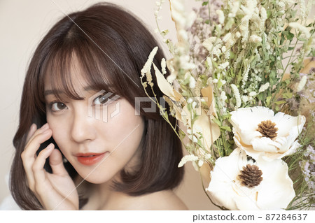 花和女人肖像 87284637