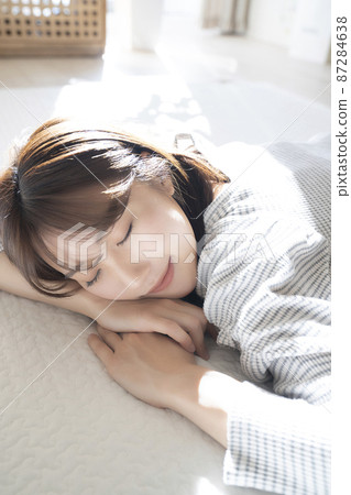 躺在房間裡的女人 87284638