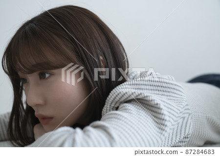 躺在房間裡的女人 87284683