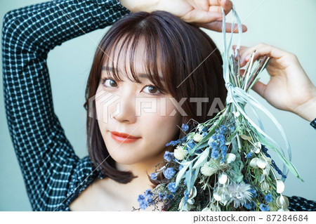 花和女人肖像 87284684