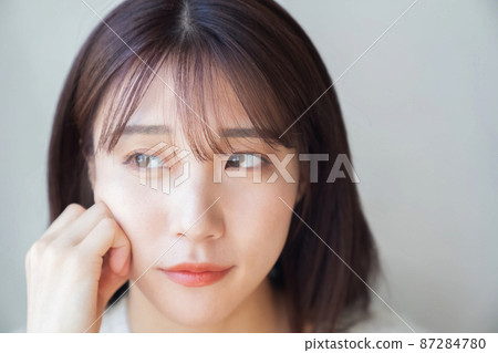 Thinking woman's portrait Thinking woman's portrait 87284780