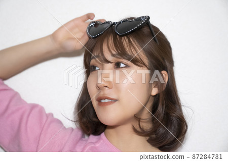 Woman doing make-up Woman doing make-up 87284781