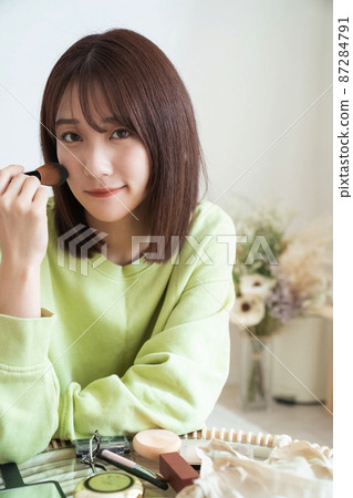 Woman doing make-up Woman doing make-up 87284791