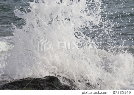 White waves washed up on the rocks of the coast White waves washed up on the rocks of the coast 87285149