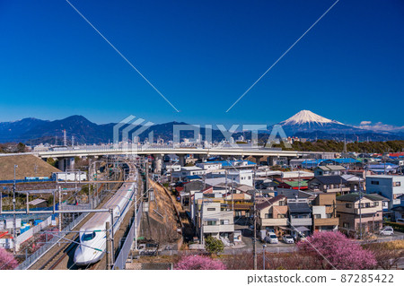 （靜岡縣）靜岡市內運行的新幹線，富士山遠景 87285422