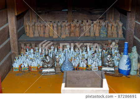 The fox is a messenger of the Inari god and is placed in the precincts as a guardian of the god. 87286691
