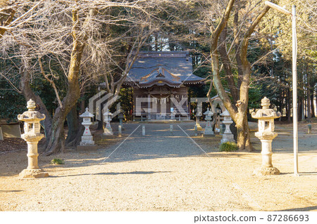 Shimenawa acts as a "barrier" that separates the realm of God from this world, and plays a role in preventing the entry of impure things. Shimenawa acts as a "barrier" that separates the realm of God from this world, and plays a role in preventing the entry of impure things. 87286693