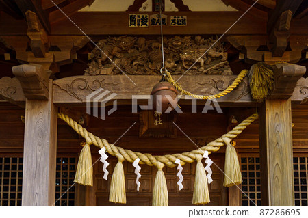 Shimenawa充當了將神界與這個世界隔開的“屏障”,並起到阻止不潔事物進入的作用。 Shimenawa充當了將神界與這個世界隔開的“屏障”,並起到阻止不潔事物進入的作用。 87286695