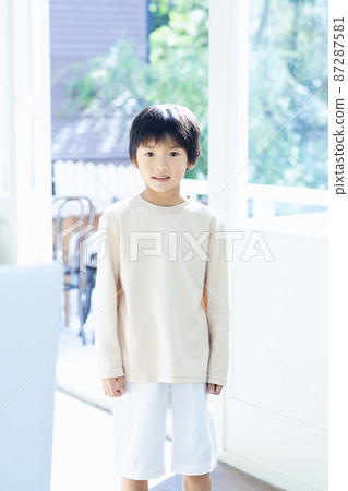 一個男孩站在窗邊 87287581