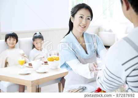 A couple preparing for meals 87287692