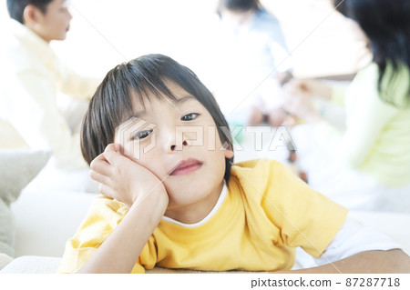 一個家庭在客廳放鬆 87287718