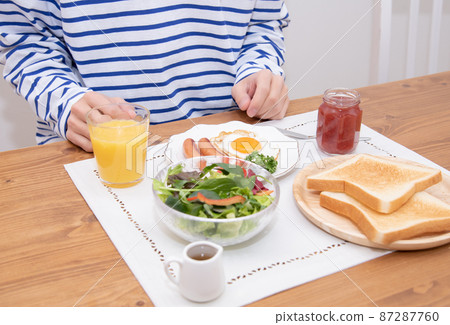 亞洲男人早餐吃大沙拉 87287760