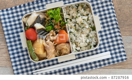 Japanese lunch box (lunch box) in a square lunch box Sawara, Nikujaga 87287916