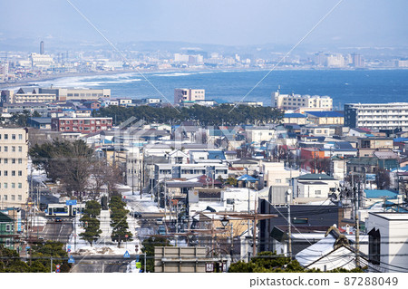 函館護國神社 湯之川溫泉方向的風景和從北海道函館市斜坡看到的有軌電車 函館護國神社 湯之川溫泉方向的風景和從北海道函館市斜坡看到的有軌電車 87288049