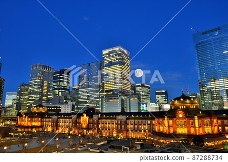 可以看到滿月的東京站丸之內出口的夜景 87288734